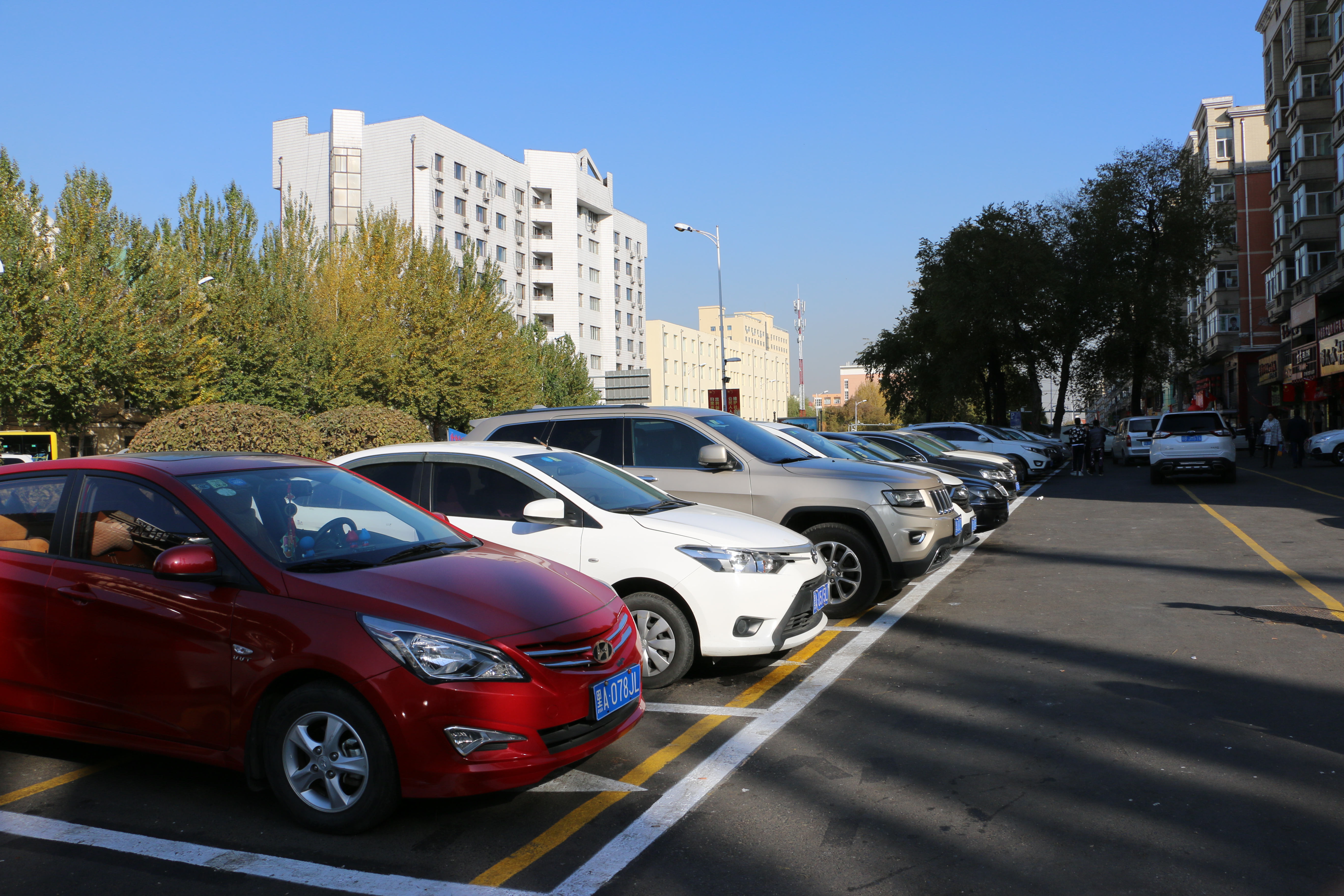 学府四道街停车场开始收费管理规范停车秩序保通道畅通